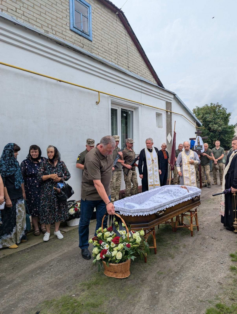 Серце не витримало пережитого на війні: на Волині попрощалися з Героєм Валерієм Вакулюком