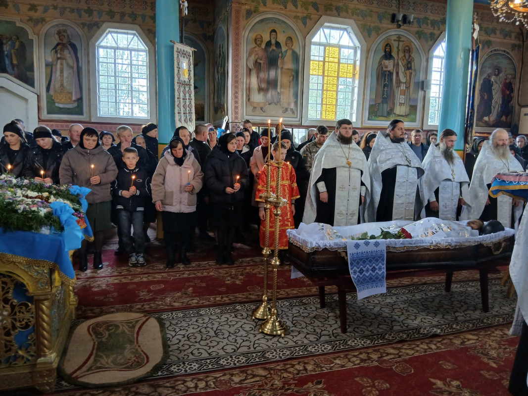 У липні мобілізували, а у вересні сповістили про загибель: на Волині попрощалися із загиблим захисником Віктором Карпуком