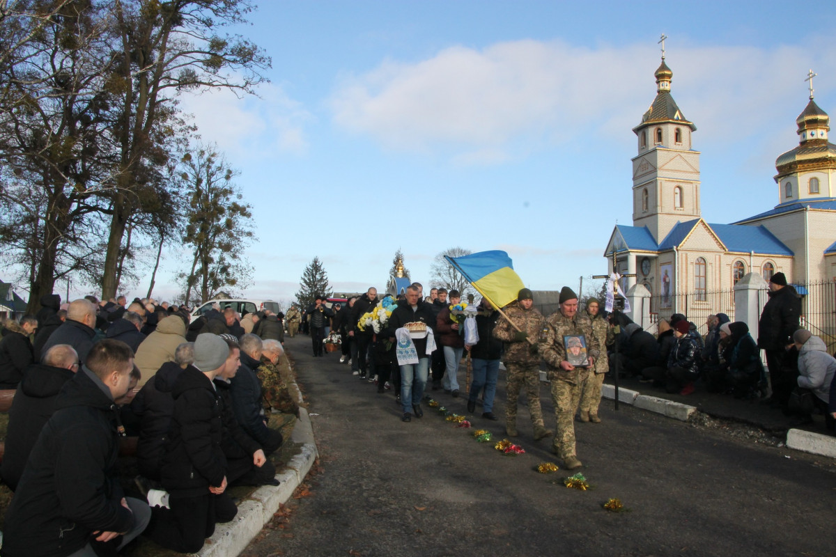 Йому навіки 25 років: на Волині всім селом прощалися з молодим Героєм Богданом Борисюком