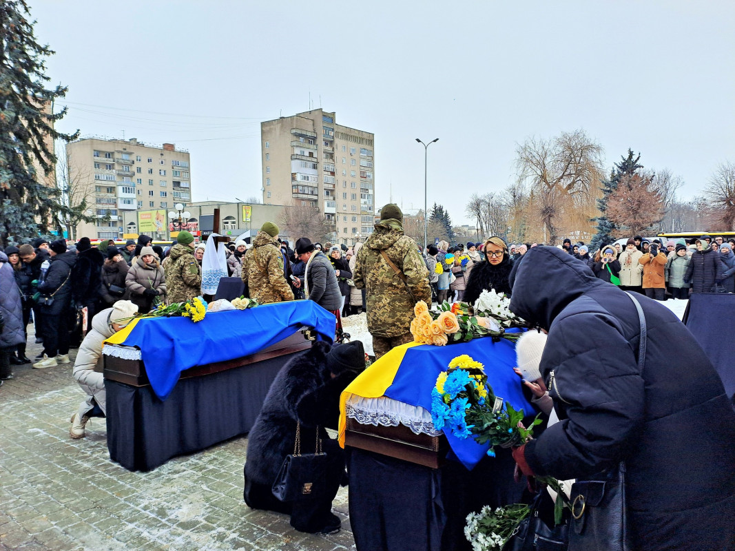 Воювали пліч-о-пліч і понад 2 роки вважалися зниклими безвісти: на Волині поховали двох Героїв - Миколу Сича та Андрія Вдовиченка