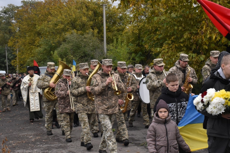 Більше року вважався зниклим безвісти: на Волині прощалися з Героєм Ігорем Пархомюком
