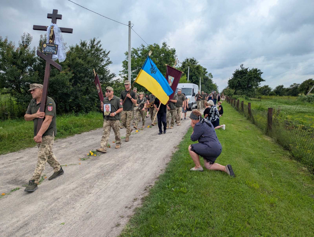 Серце не витримало пережитого на війні: на Волині попрощалися з Героєм Валерієм Вакулюком