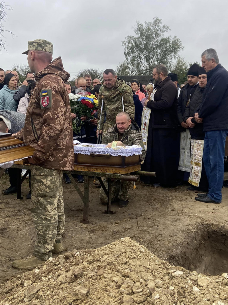 Два місяці лікарі рятували, а рідні молилися: на Волині попрощалися з Героєм Богданом Баховцем