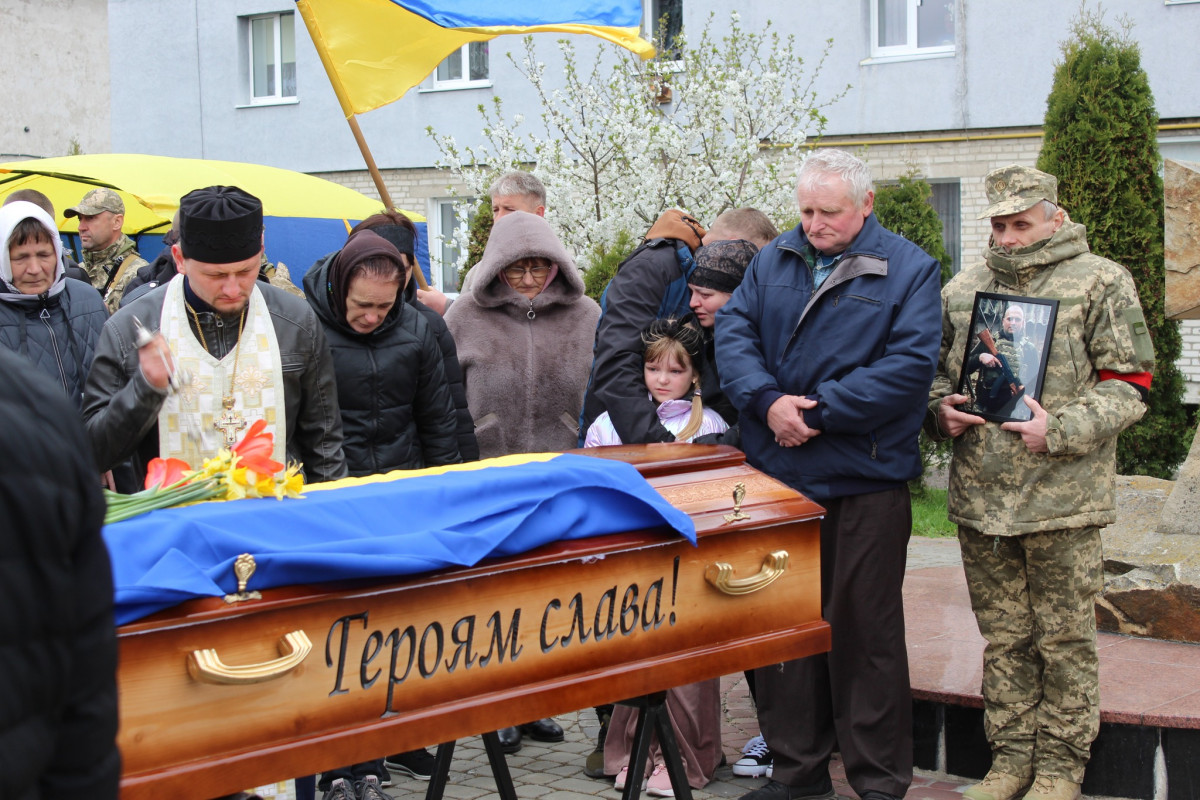 «Тепер тато захищатиме з небес»: волиняни попрощалася з 25-річним Антоном Хвостюком