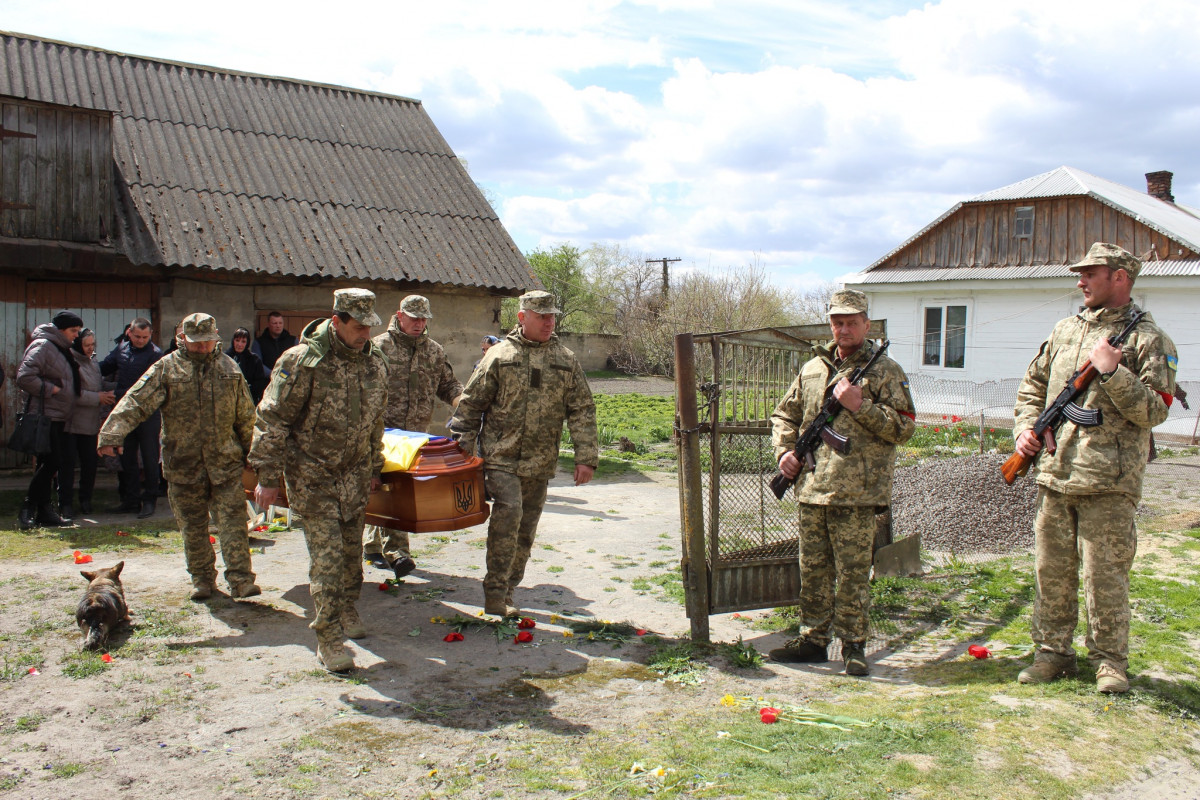 Не дочекалася дружина, не обійняла мама: волиняни попрощалися з полеглим Героєм Дмитром Демчуком