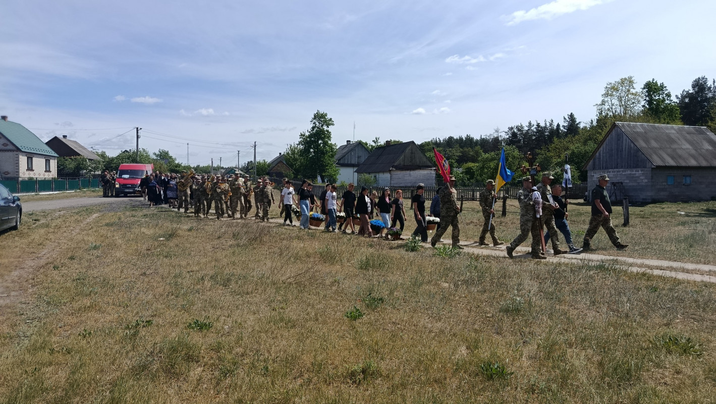 Без батька залишилися троє донечок: волиняни попрощалися із загиблим Героєм Андрієм Григолою