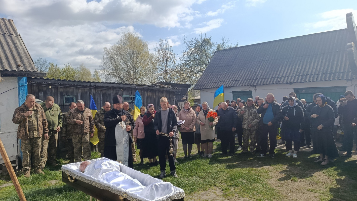 Добровільно став на захист країни: на Волині попрощалися із захисником Володимиром Павлюком