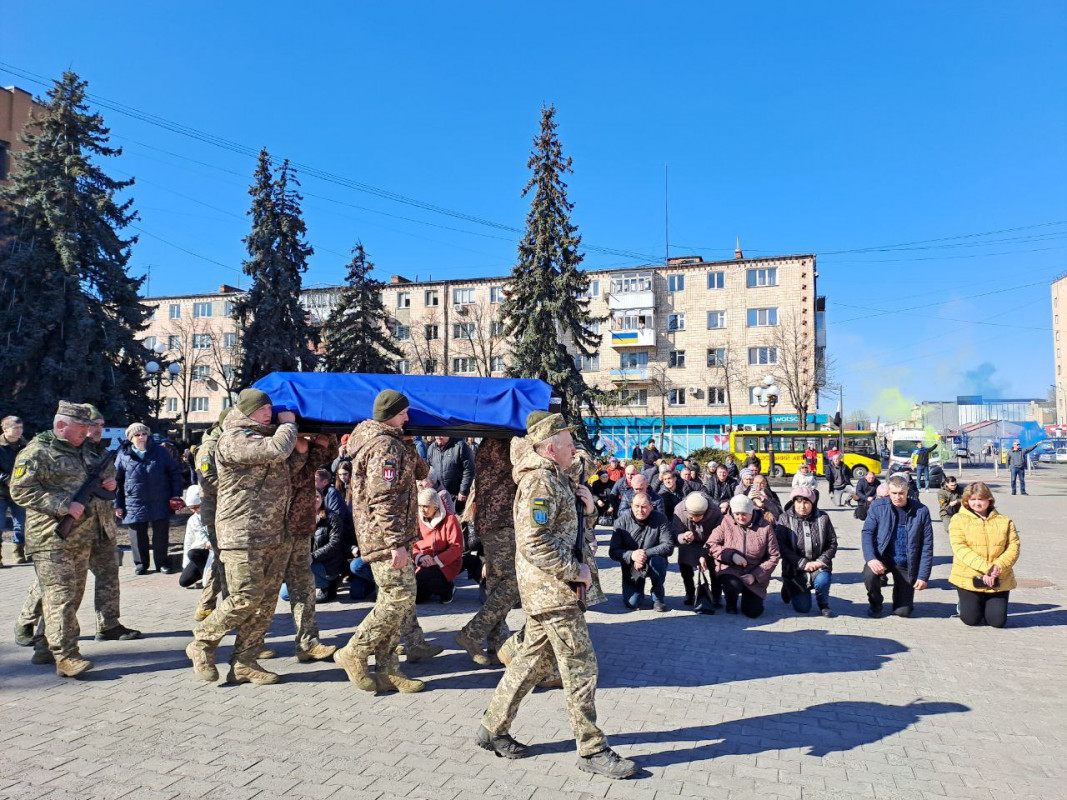 Мав приїхати у відпустку, а повернувся навіки «на щиті»: на Волині попрощалися з Героєм Олександром Маслом