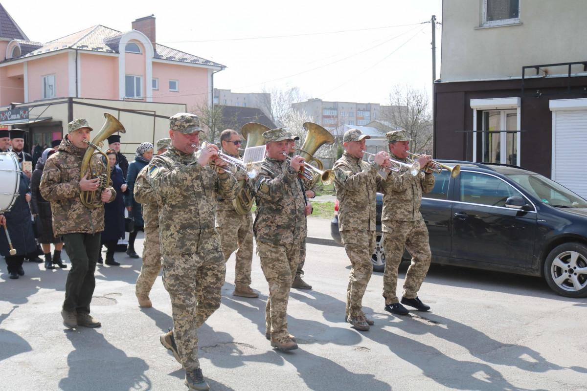 Життя присвятив порятунку інших: на Волині провели в останню дорогу воїна Олександра Батуру
