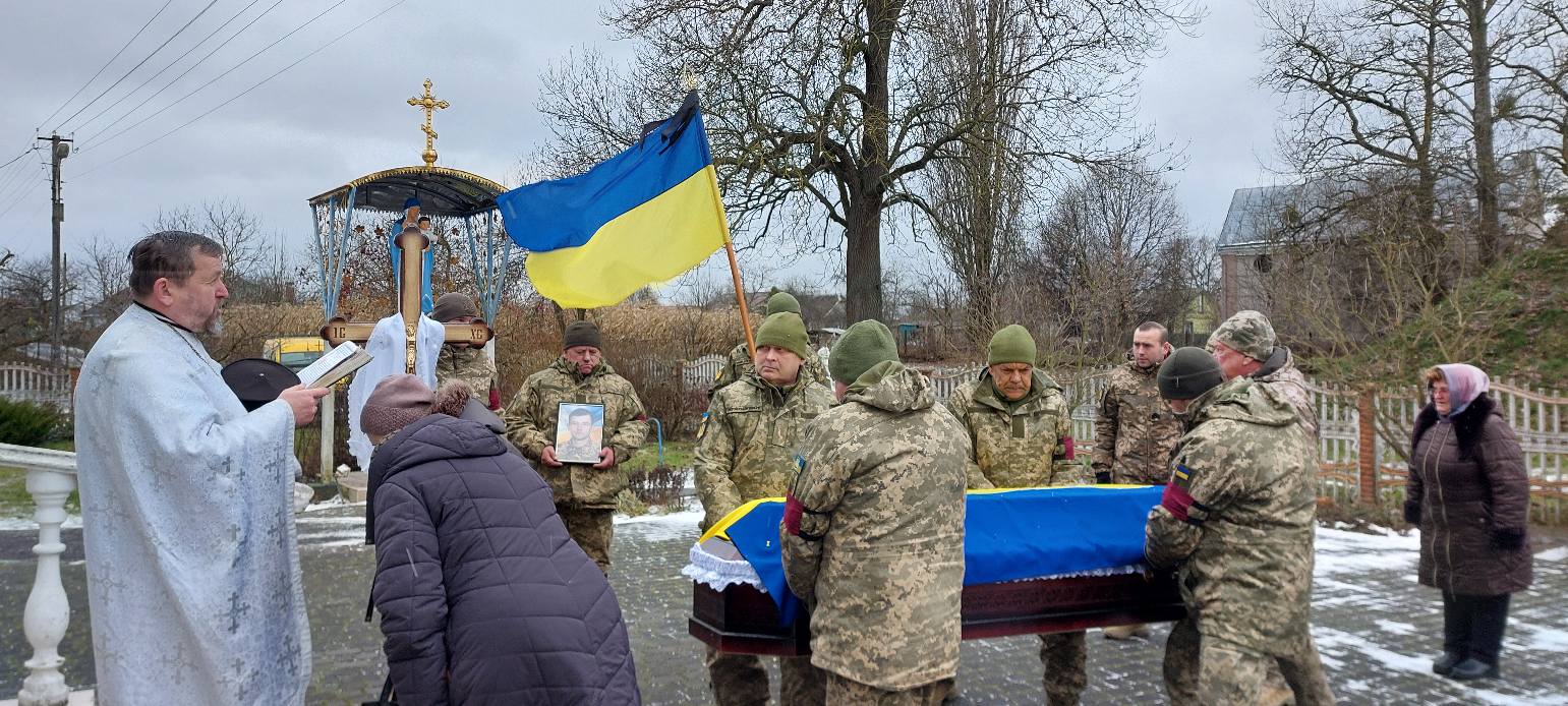 Більше року вважався зниклим безвісти: на Волині попрощалися з Героєм, якому навіки 42