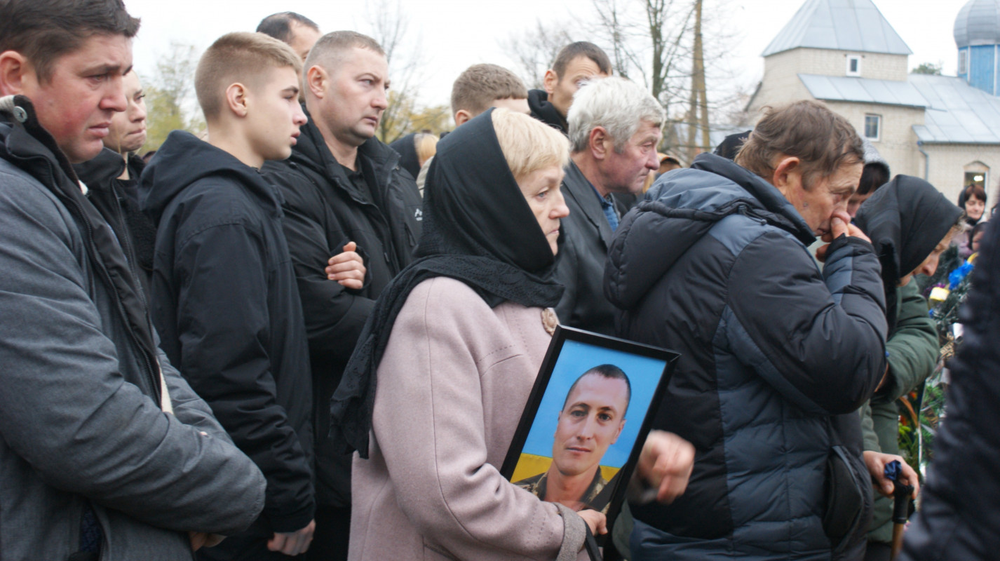 «Встелили всі села квітами, а хлопчика мого немає…»: у громаді на Волині провели в останню дорогу Героя Миколу Загоровця