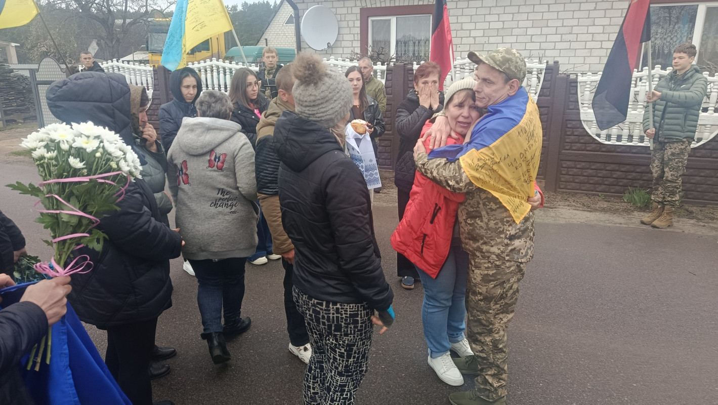 У громаді на Волині зустріли звільненого з полону захисника