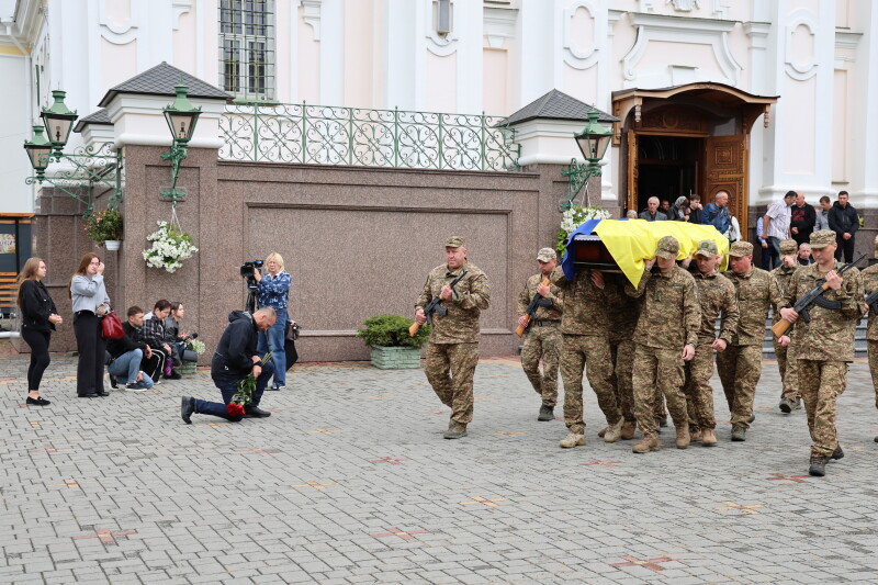 Загинув на Донеччині: у Луцьку попрощалися з Героєм Михайлом Слутяком