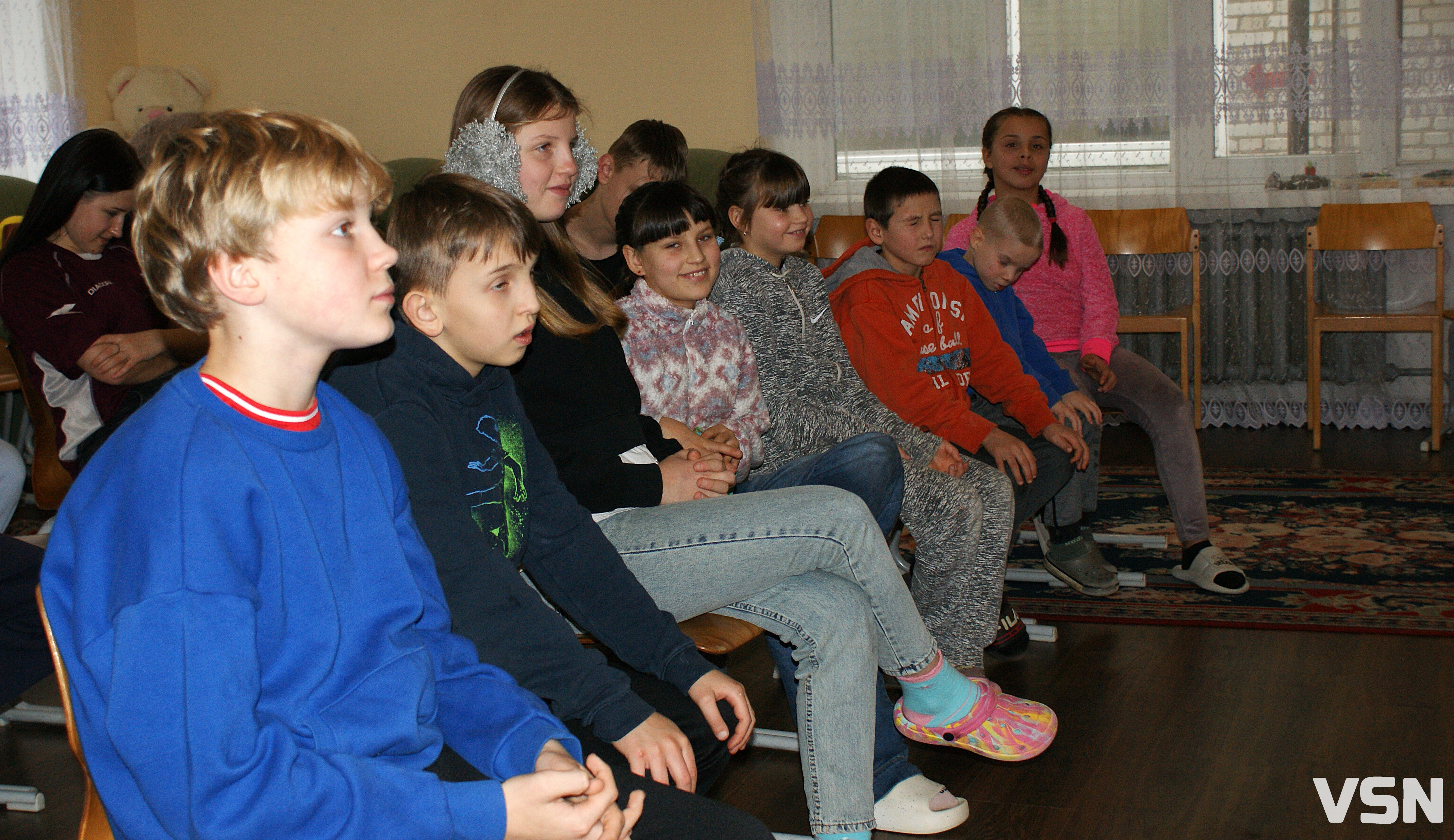 Поет з Волині передав допомогу дітям у Рожищі від американських письменників