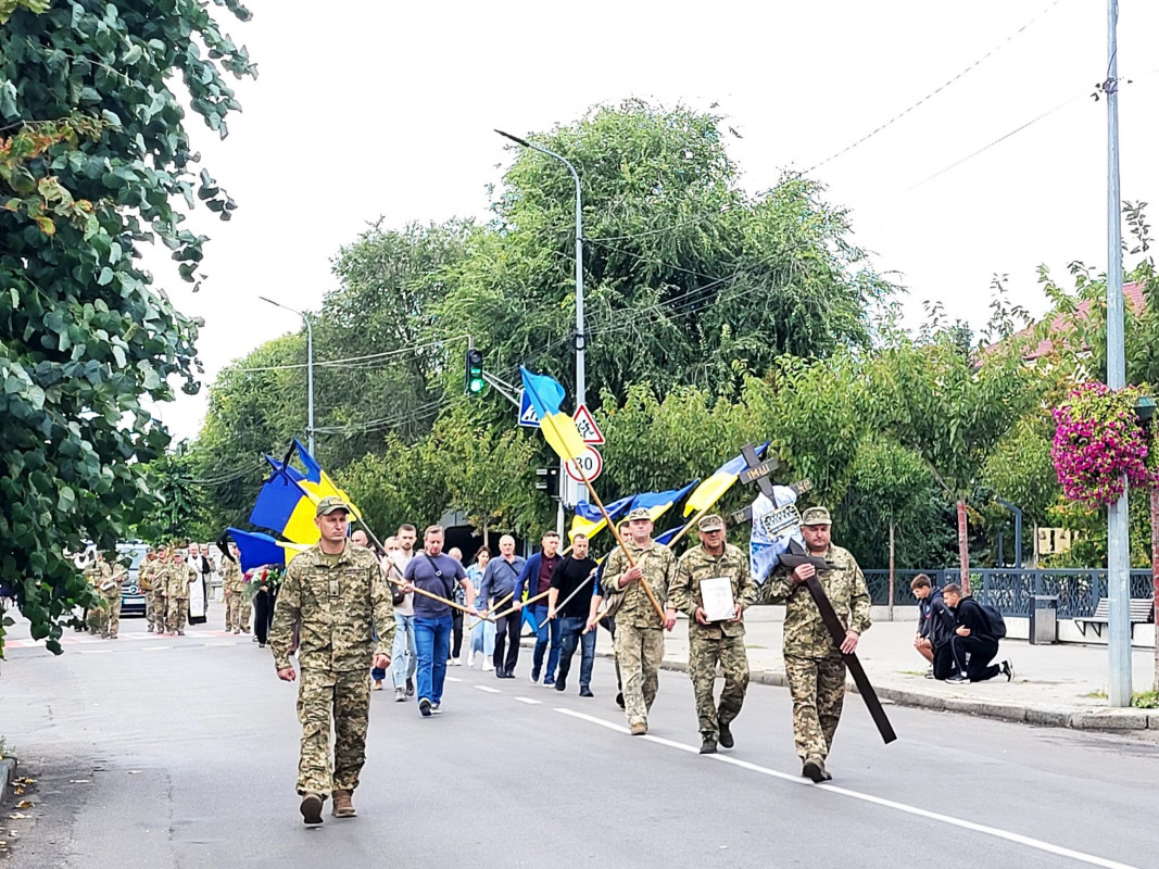 Понад рік вважався зниклим безвісти: на Волині провели в останню дорогу Героя Василя Тарасюка