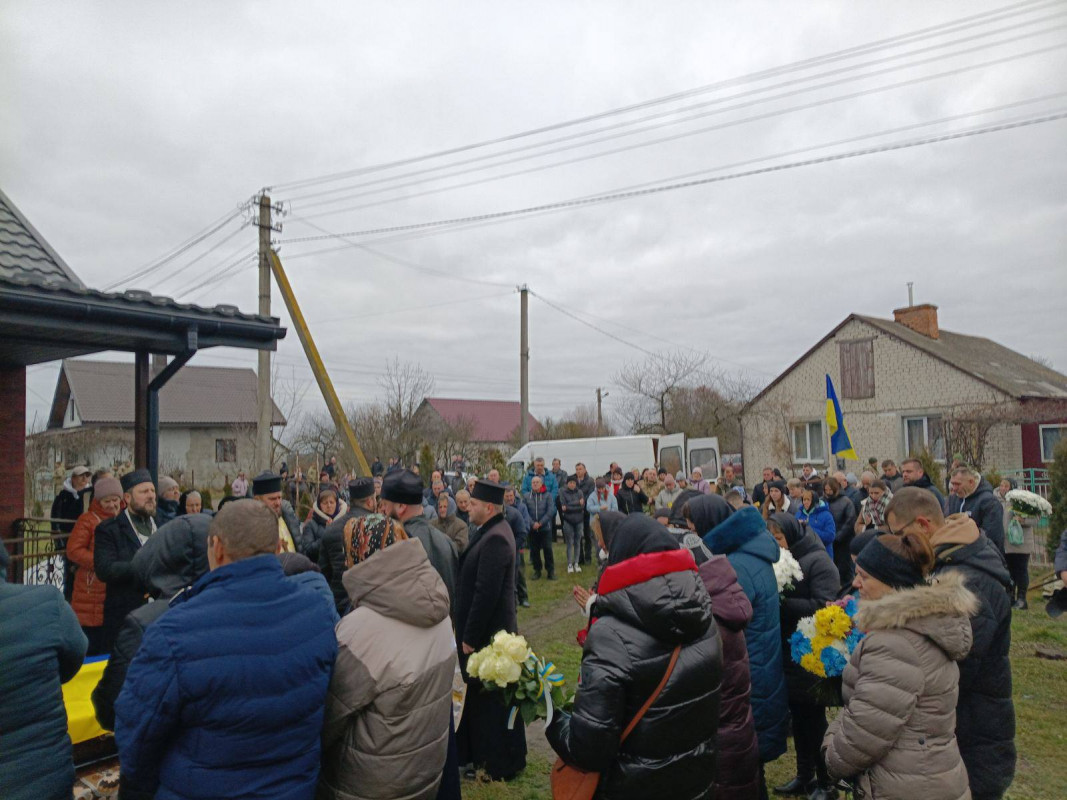 Дев’ять місяців вважався зниклим безвісти: на Волині останню земну дорогу провели Героя Василя Шміло
