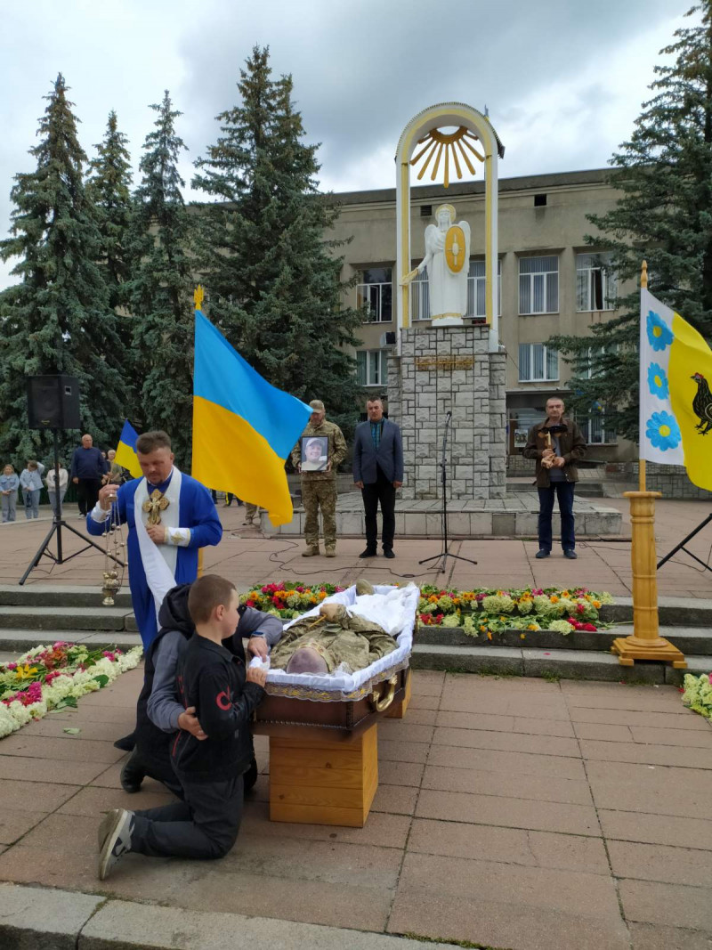 Ворожий дрон обірвав життя Героя: на Волині прощались з полеглим воїном Олегом Беценком