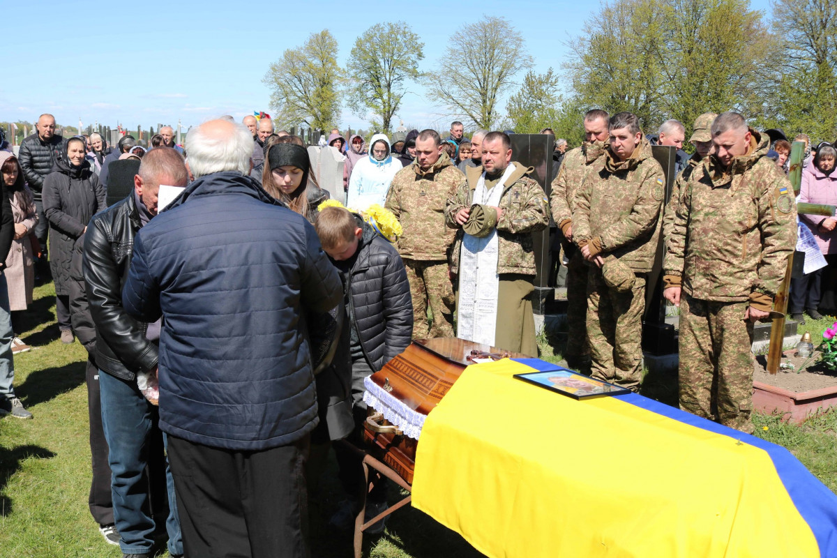 Близько 11 місяців вважався зниклим безвісти: на Волині попрощалися із захисником Василем Фаринюком