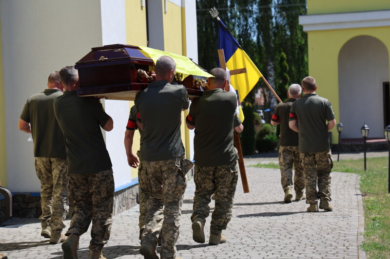 Вважався зниклим безвісти: у Луцькій громаді в останню дорогу провели захисника Юрія Клевця
