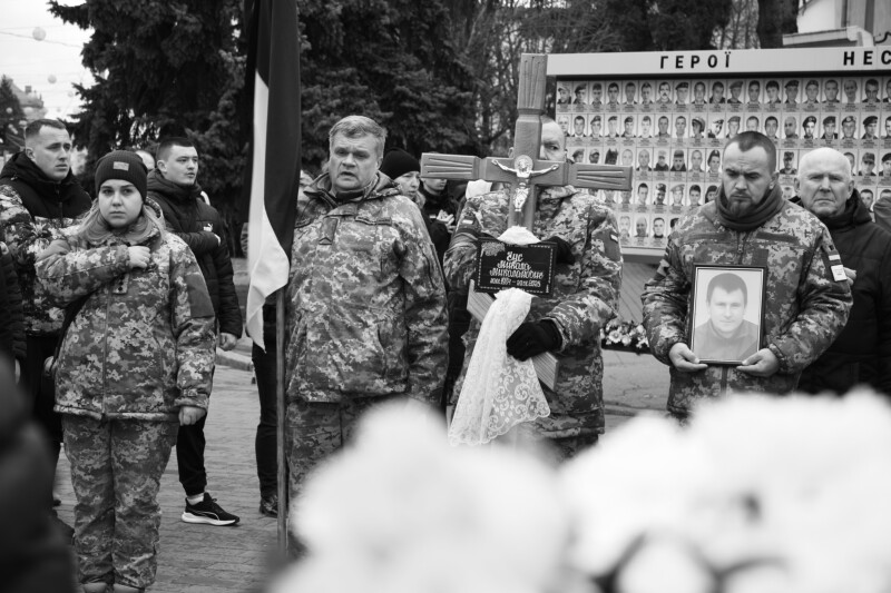 Загинув під час виконання бойового завдання на Донеччині: у Луцьку попрощалися із Героєм Миколою Чусом