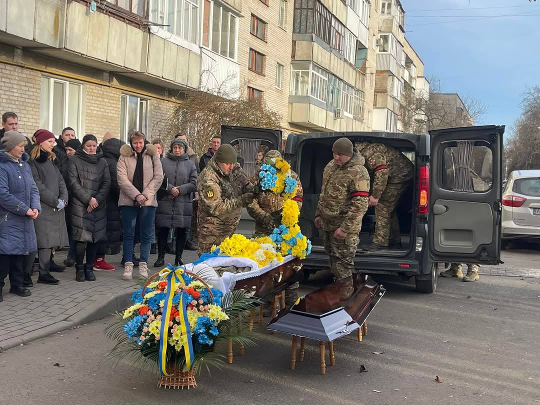 Мріяв про мирне життя, але віддав його за всіх нас: біля Луцька попрощались з Героєм Андрієм Литвинчуком