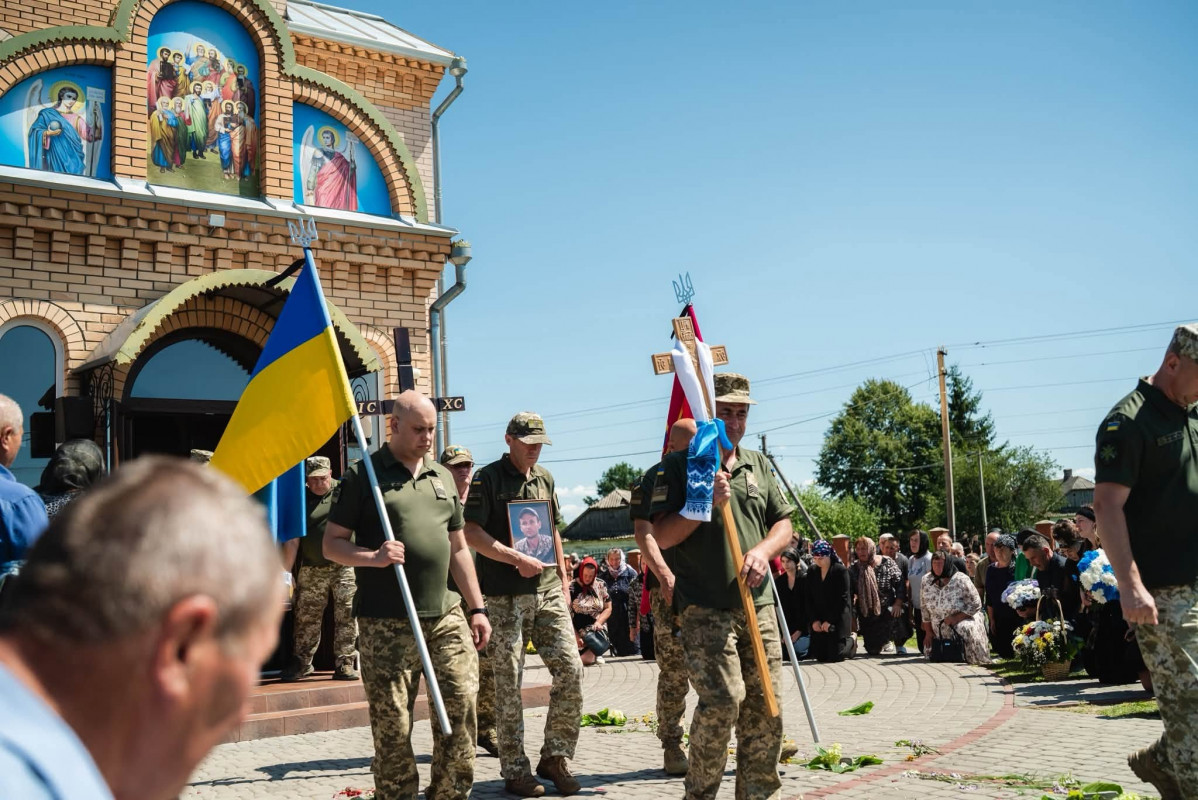«На щиті» повернувся додому: на Волині поховали прикордонника Валентина Пірожика