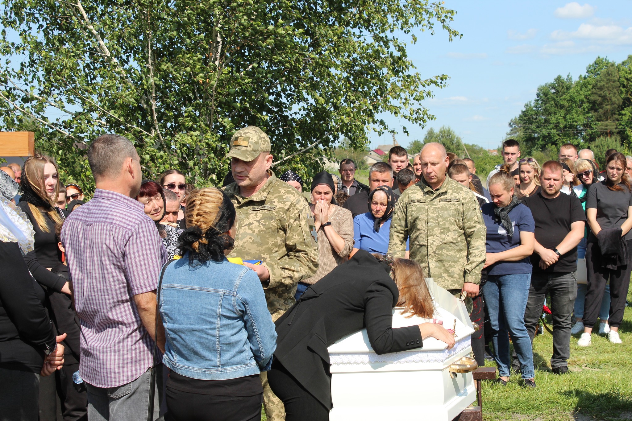 Весільний коровай, тужлива мелодія і море квітів: громада на Волині прощалася з Героєм Романом Карпюком