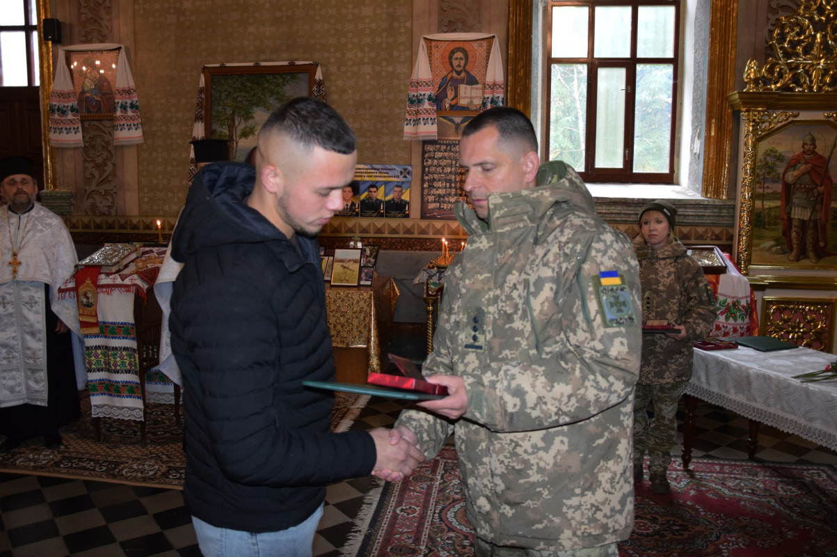 Загинули за Україну: рідним загиблих прикордонників з Волині вручили їхні посмертні нагороди
