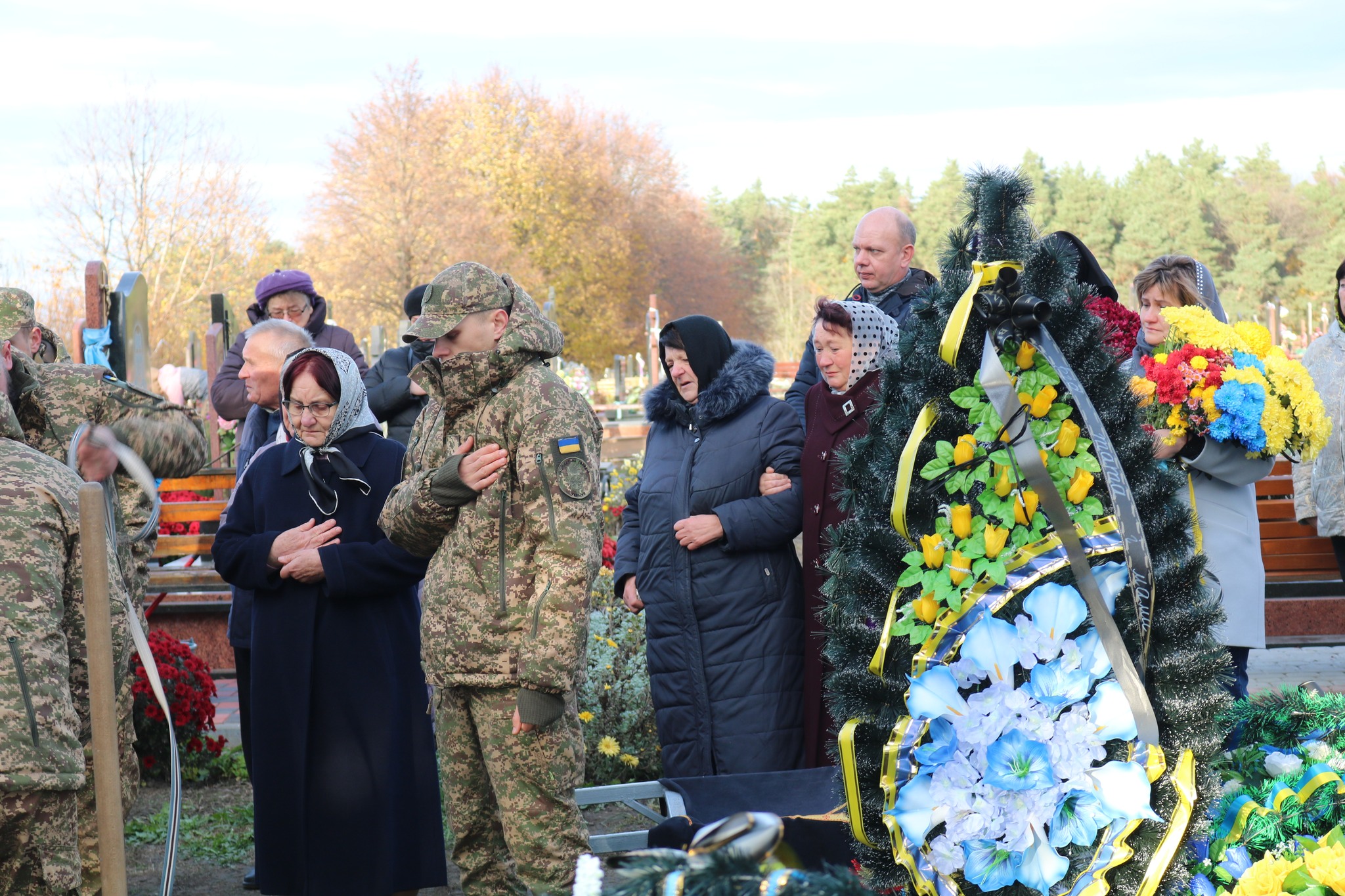 Білим ангелом повернувся додому «на щиті»: на Волині в останню дорогу полеглого на війні Андрія Тихого