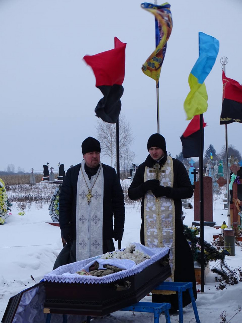 Серце воїна зупинилося на 41-му році життя: на Волині поховали Героя Олега Оменюка 