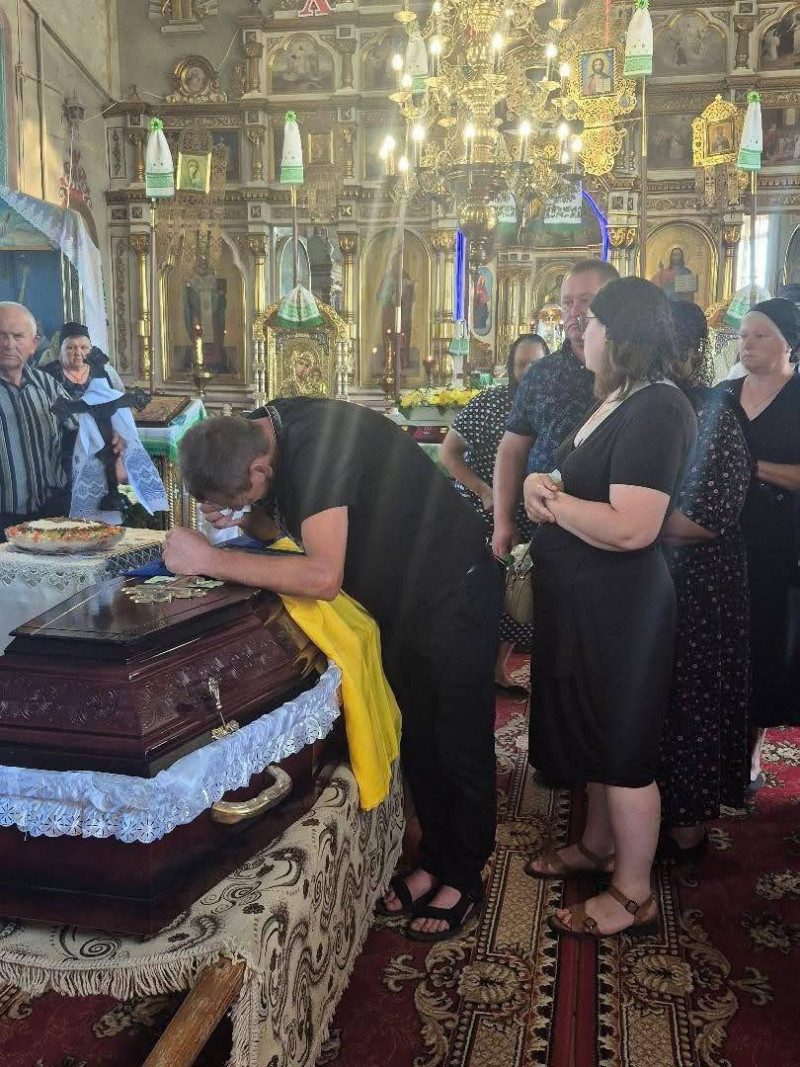 На Волині провели в останню путь воїна Анатолія Кривоша, який з перших днів повномасштабного вторгнення боронив Україну
