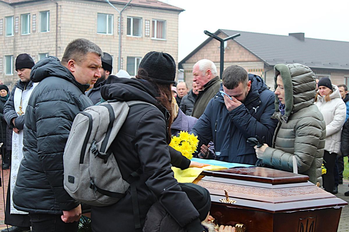 Після довгої дороги на вічний спочинок: на Волині поховали Валерія Грибчука, який понад рік вважався зниклим безвісти