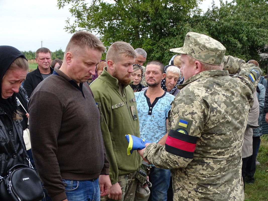 Багато місяців вважався зниклим безвісти: у громаді на Волині поховали Героя Олександра Чирку