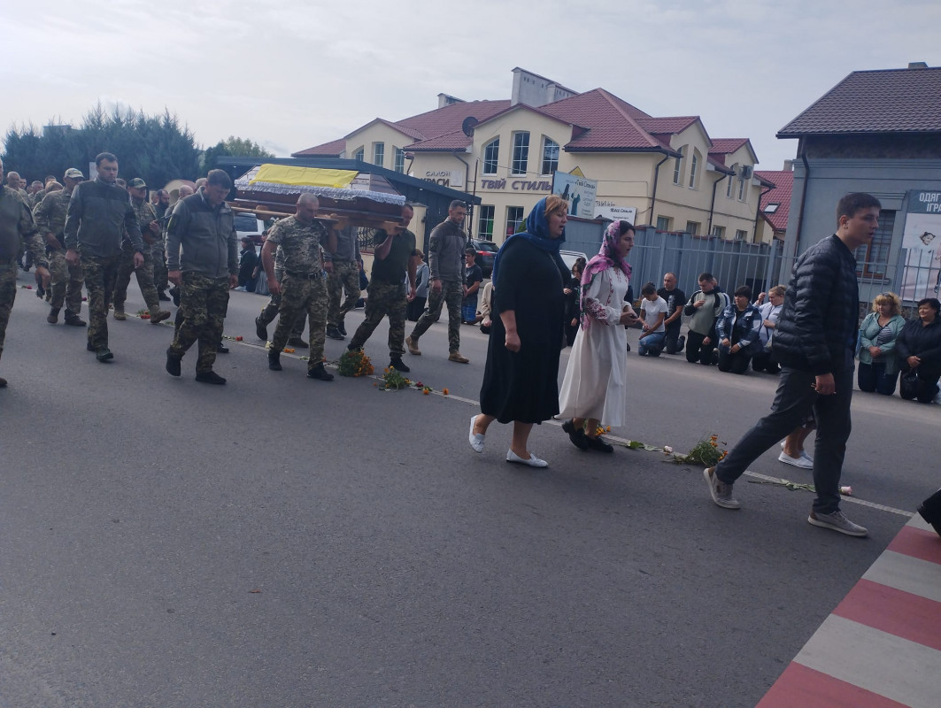 Чорний день у громаді: на Волині все село прийшло на поховання Героя Валерія Зубчика