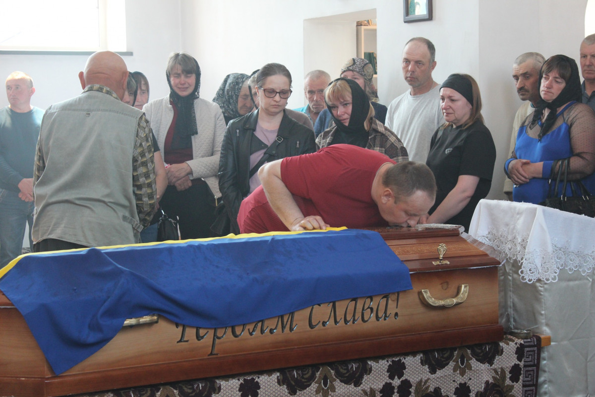 Рік і три місяці вважався зниклим безвісти: на Волині в останню земну путь провели Героя Павла Герасимчука