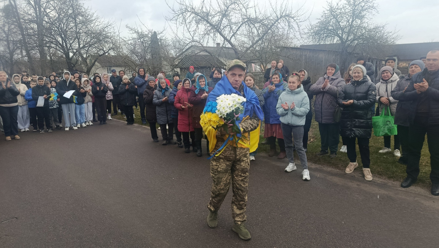У громаді на Волині зустріли звільненого з полону захисника