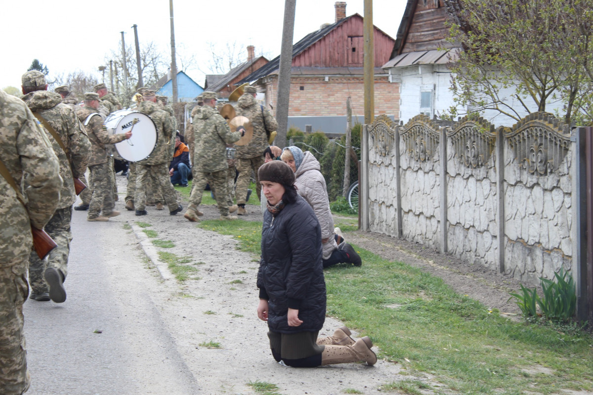 Не дочекалася дружина, не обійняла мама: волиняни попрощалися з полеглим Героєм Дмитром Демчуком
