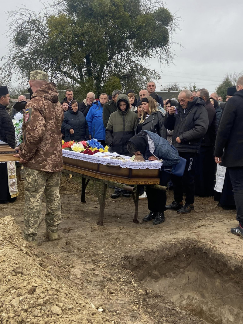 Два місяці лікарі рятували, а рідні молилися: на Волині попрощалися з Героєм Богданом Баховцем