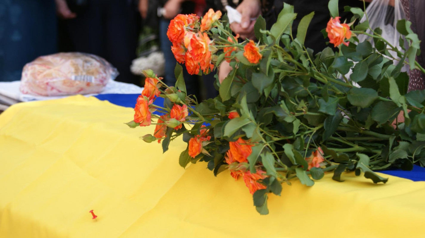 Не встиг натішитися першою онучкою: на Волині провели в останню дорогу воїна Олексія Калюха