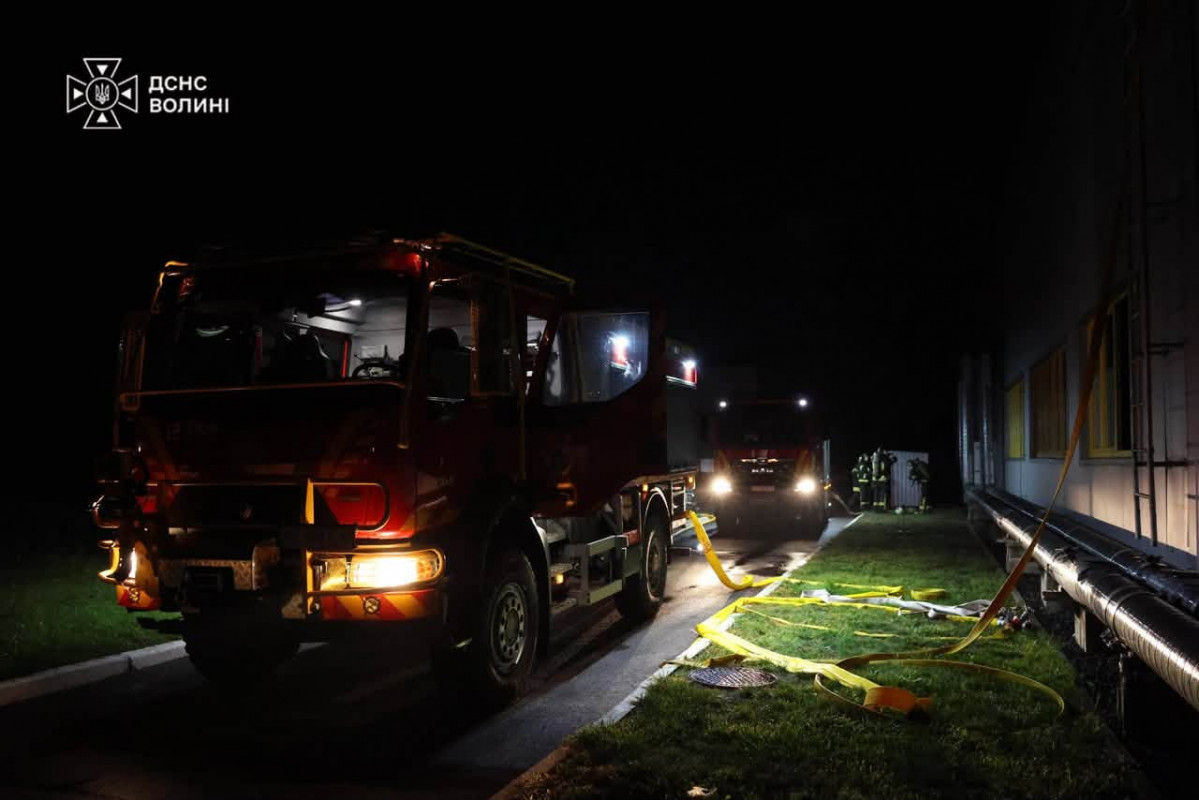 У Луцькому районі після російської атаки спалахнула пожежа на підприємстві