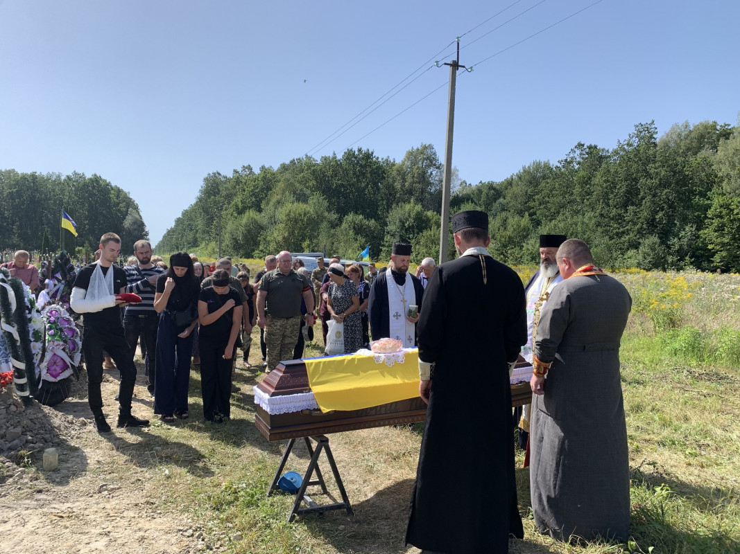 Овдовіла дружина, без батька залишилися донечка: на Волині в останню дорогу провели Героя Миколу Комарова