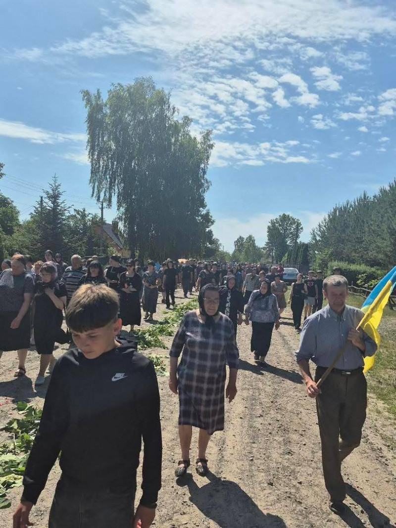 На Волині провели в останню путь воїна Анатолія Кривоша, який з перших днів повномасштабного вторгнення боронив Україну