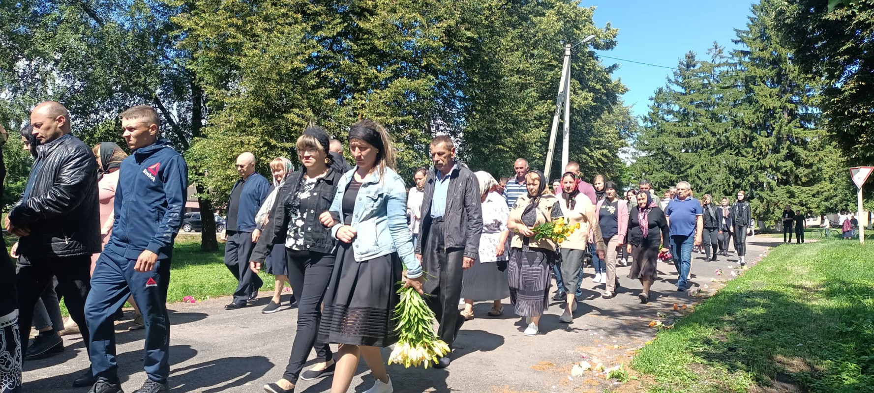 У селі на Волині в останню дорогу провели 31-річного Героя Володимира Столярчука