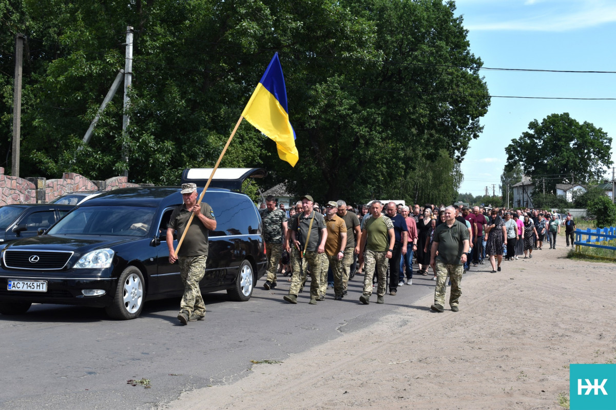 Кохана – у чорному, село – в сльозах: на Волині попрощалися з молодим Героєм Володимиром Черевком