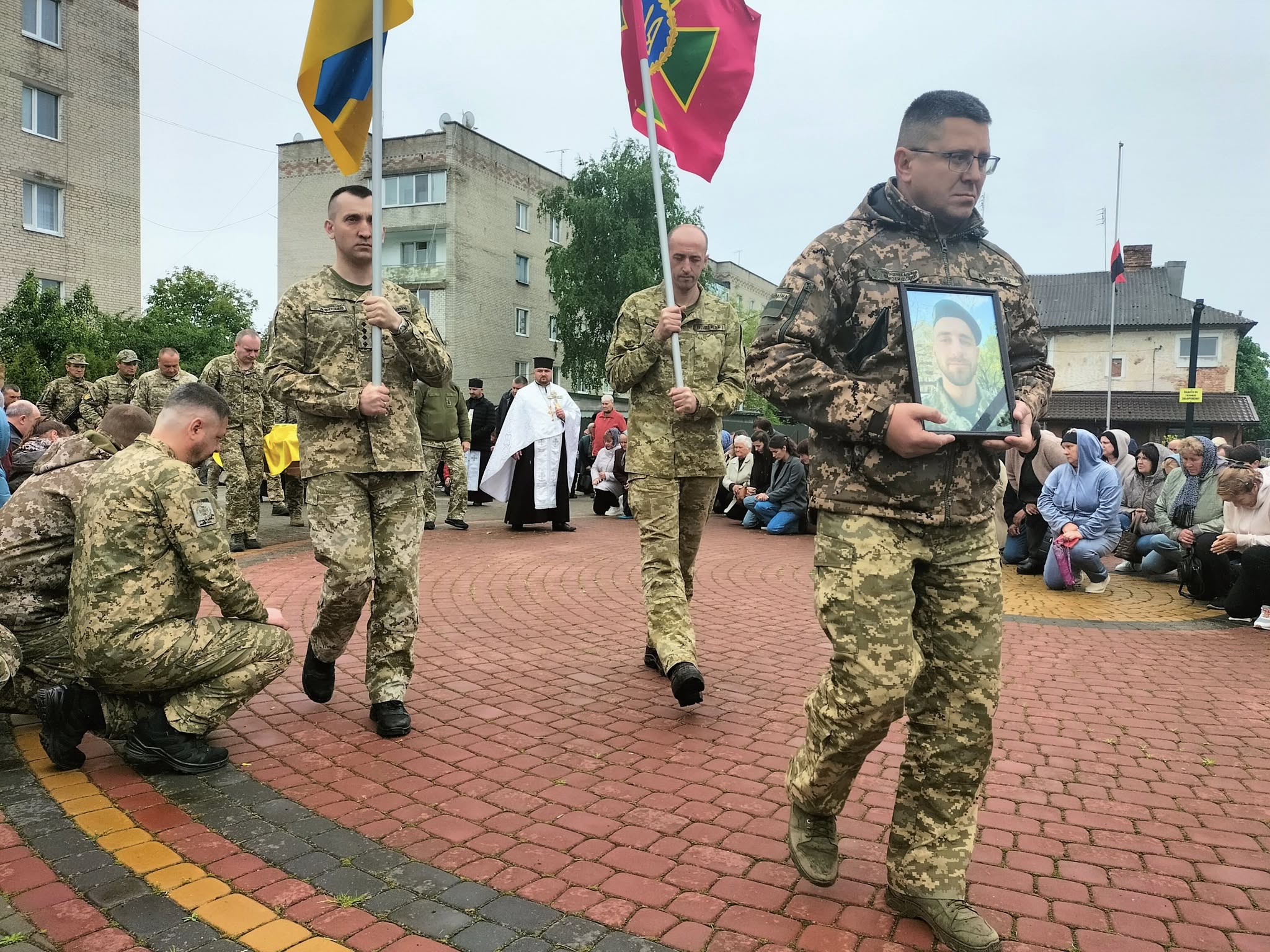 Весільний коровай розділили на кладовищі: на Волині попрощалися з молодими Героєм Сергієм Уляницьким