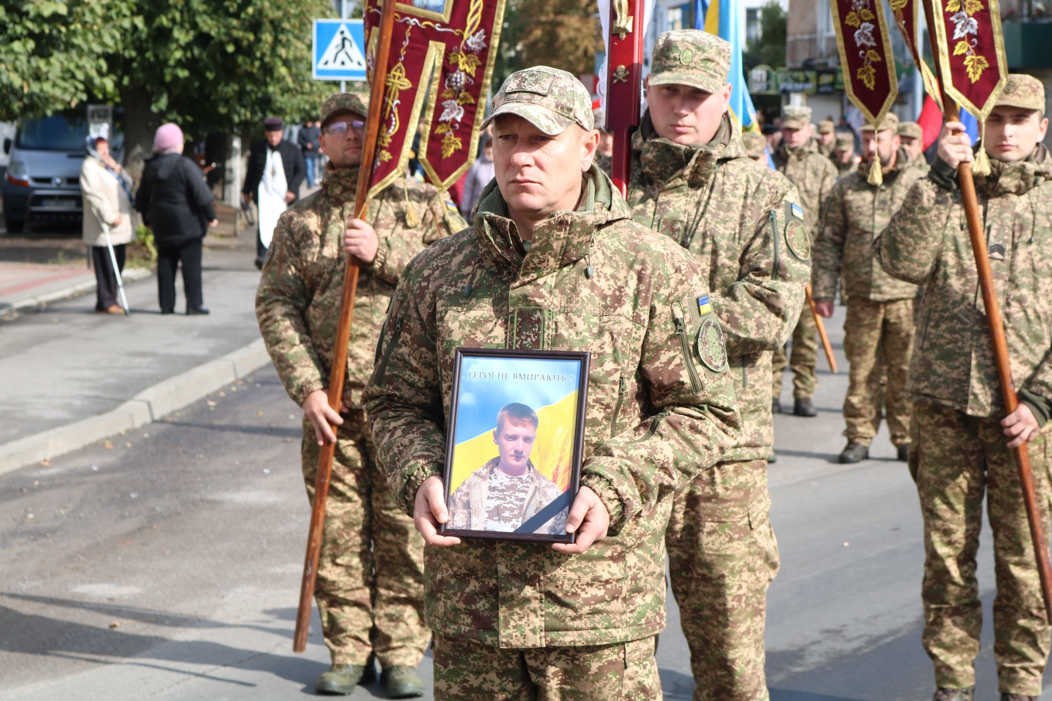 Небесне військо поповнилося ще одним Героєм: на Волині в останню путь провели Героя Олександра Ходачкевича