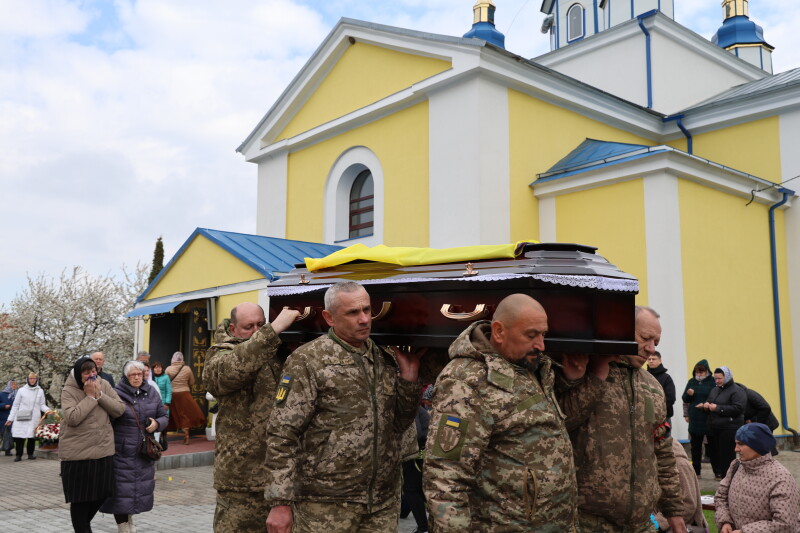 Загинув 15 місяців тому: у Луцькій громаді попрощалися з Героєм Анатолієм Бекасом. Фото