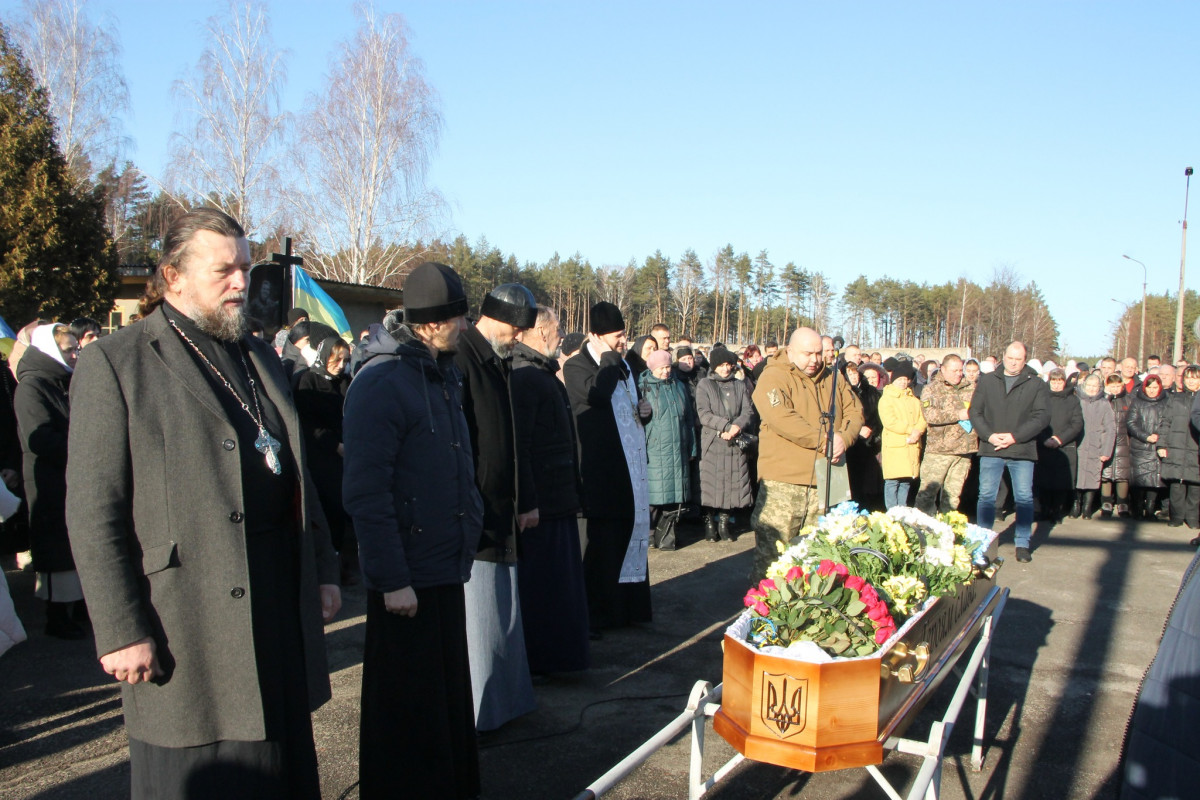 Йому навіки 25 років: на Волині всім селом прощалися з молодим Героєм Богданом Борисюком