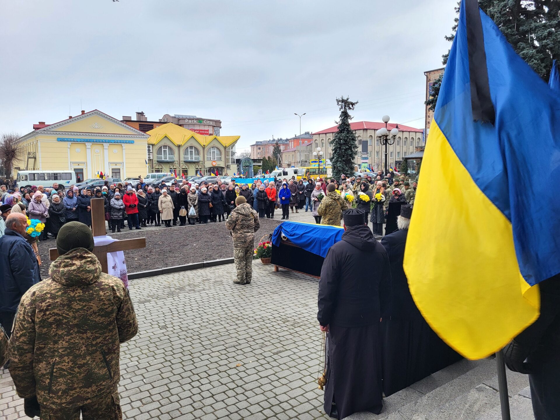 «Людина, яку пам'ятатимуть не лише на Волині, а й за межами України»: волиняни попрощалися з Героєм Ігорем Кобишем