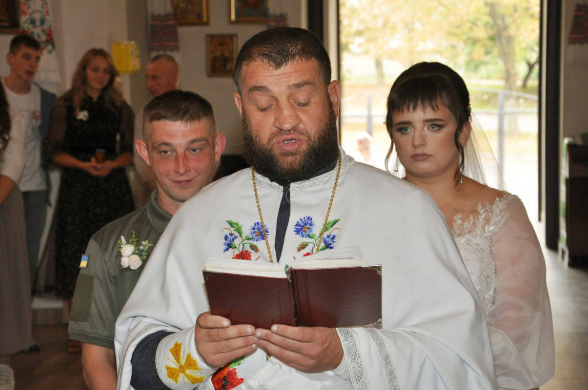 У Луцькому районі священник провів чин похорону загиблого воїна Івана Зелінського, якого менш ніж рік тому вінчав